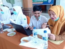 Suryani SKM, Kepala Puskesmas Simpang Mamplam* memimpin langsung pelaksanaan kegiatan Swakelola Tracing TBC Terintegrasi CKG* di Desa Rheum Barat, Kecamatan Simpang Mamplam